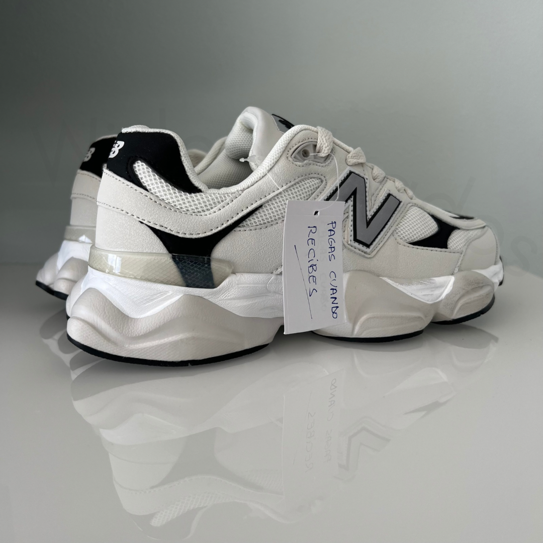 Zapatillas premium modelo 9060 en blanco roto con detalles negros