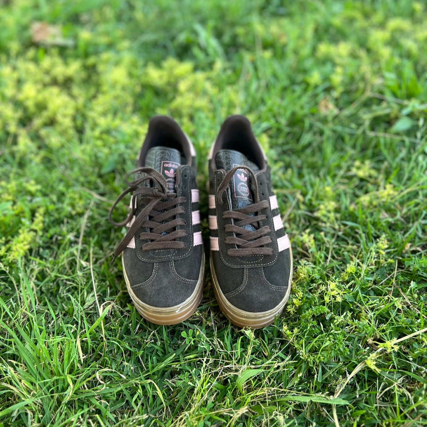Zapatillas A. Gazelle plataforma marrones detalles rosa