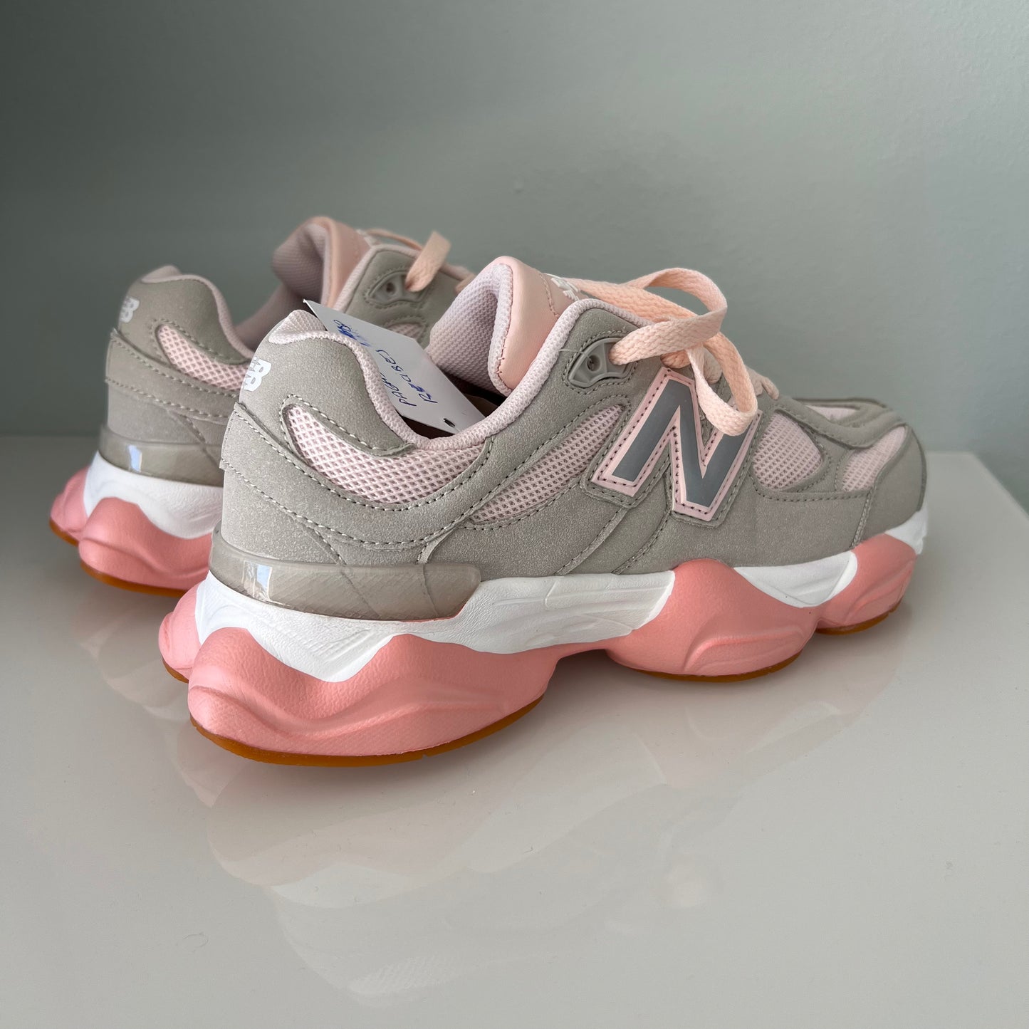 Zapatillas premium modelo 9060 en Rosa con detalles Blanco