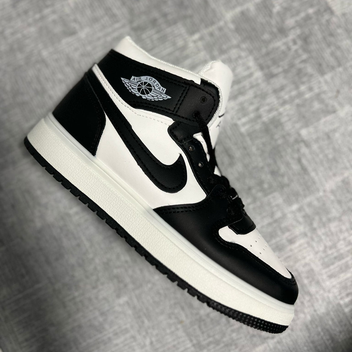 Zapatillas Air Jordan Negras y blancas Solo 37-38
