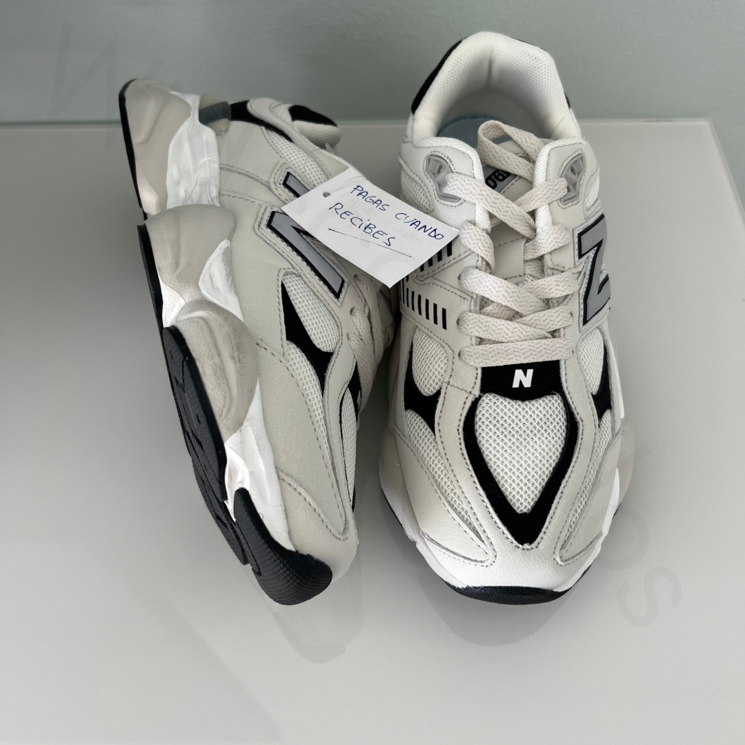 Zapatillas premium modelo 9060 en blanco roto con detalles negros