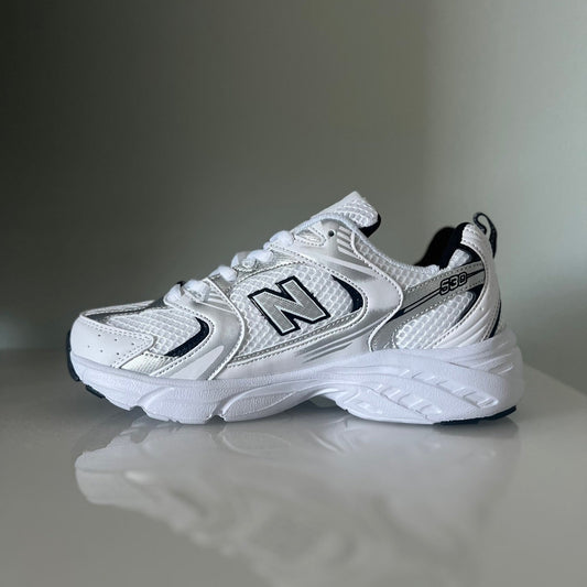 Zapatillas premium modelo 530 blanca con detalles gris y negros