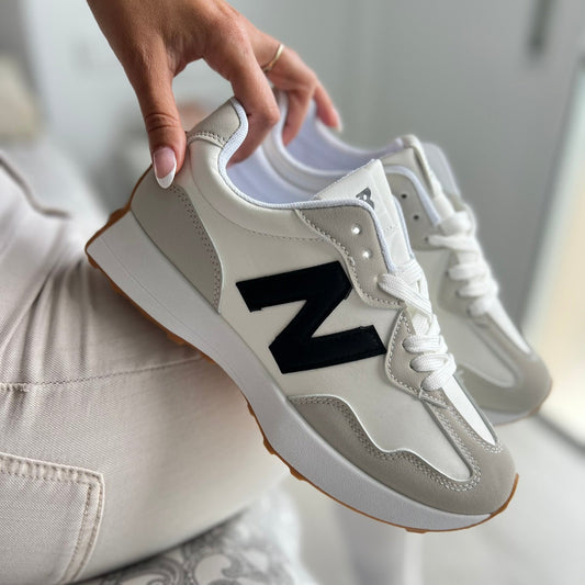 Zapatillas con la N en negra