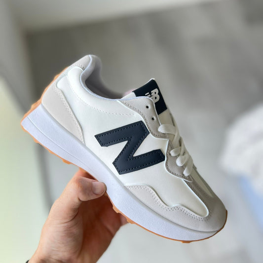 Zapatillas con la N en azul marino