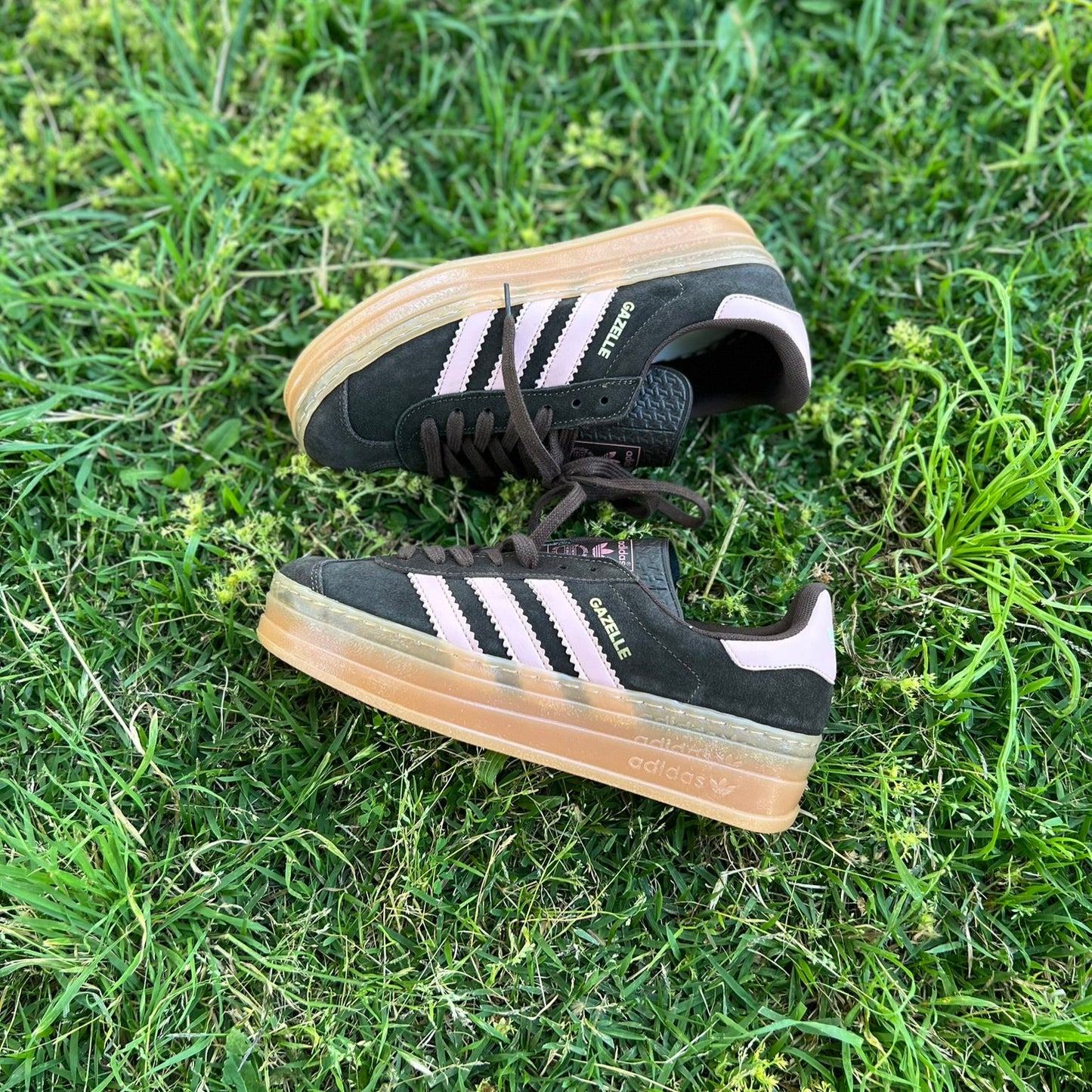 Zapatillas A. Gazelle plataforma marrones detalles rosa