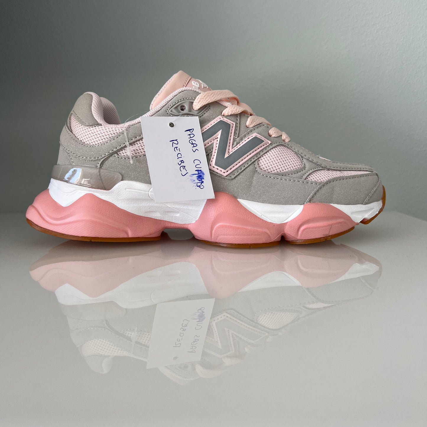 Zapatillas premium modelo 9060 en Rosa con detalles Blanco