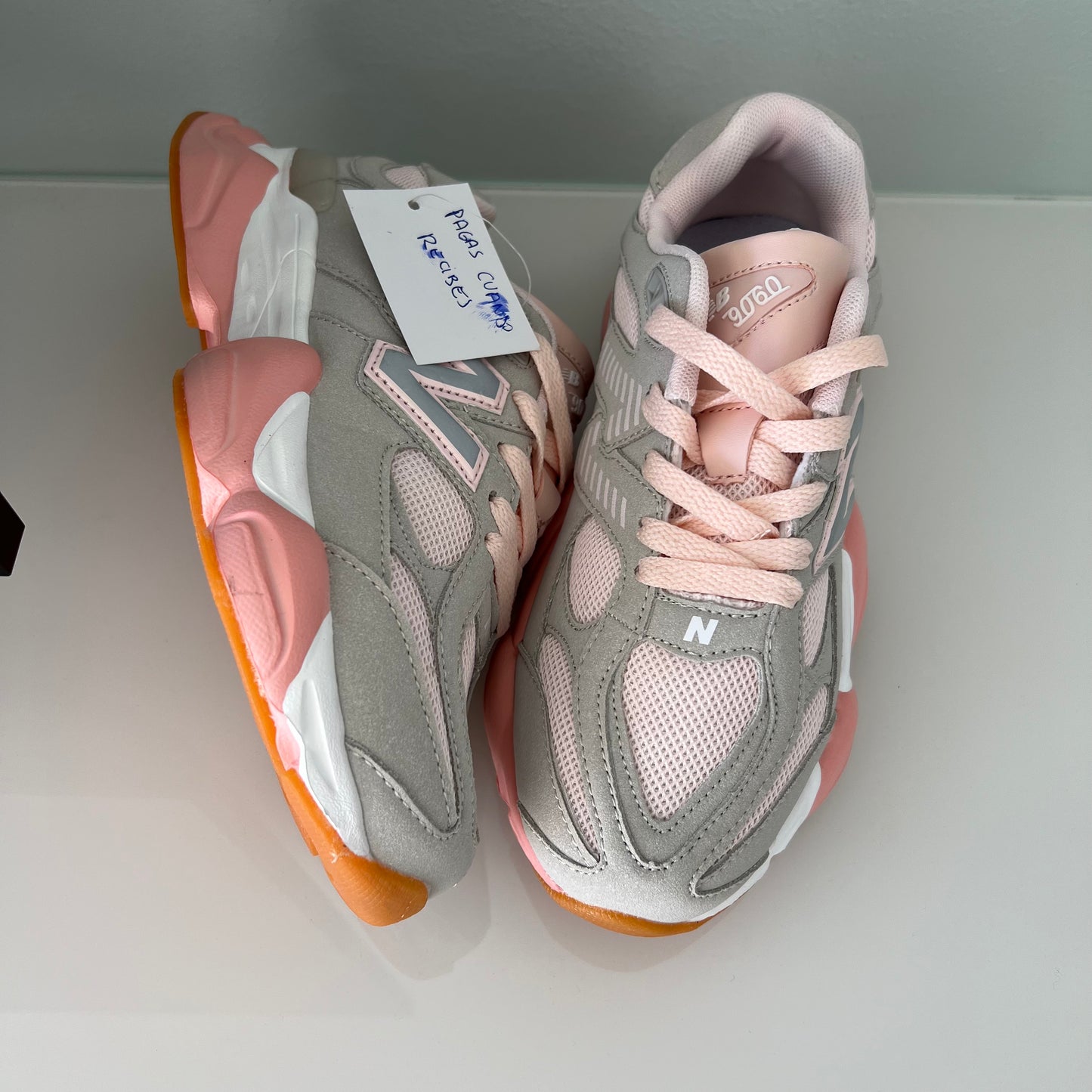 Zapatillas premium modelo 9060 en Rosa con detalles Blanco