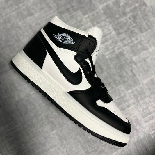 Zapatillas Air Jordan Negras y blancas Solo 37-38