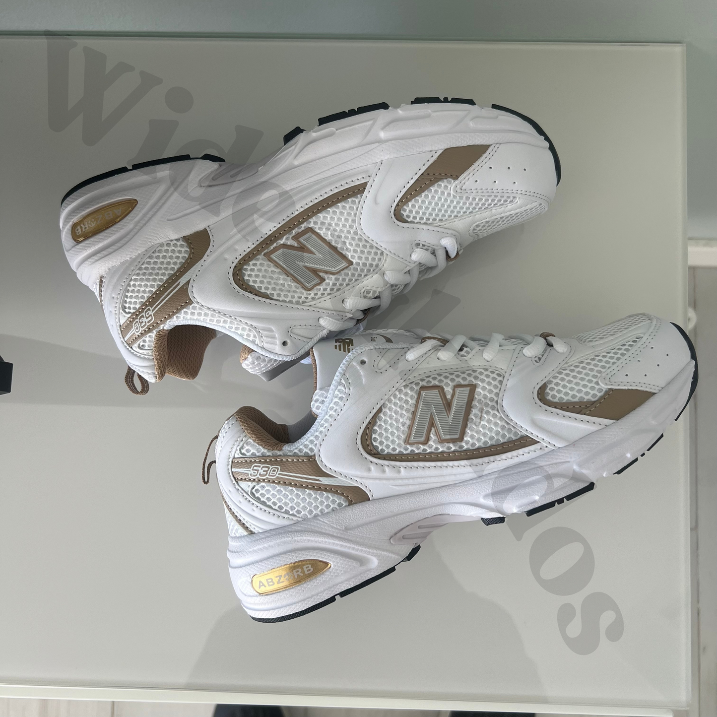 Zapatillas premium modelo 530 en varios colores