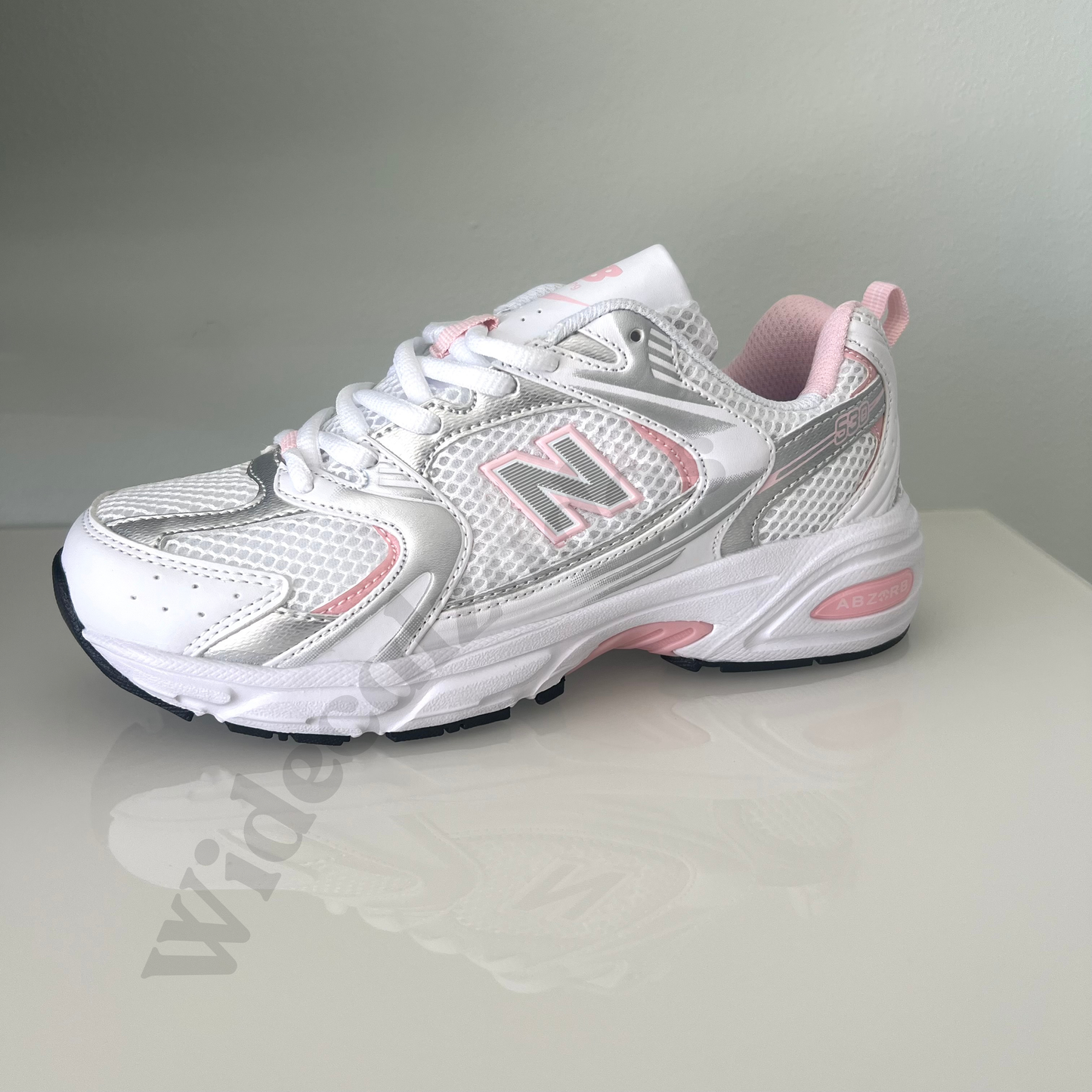 Zapatillas premium modelo 530 en varios colores