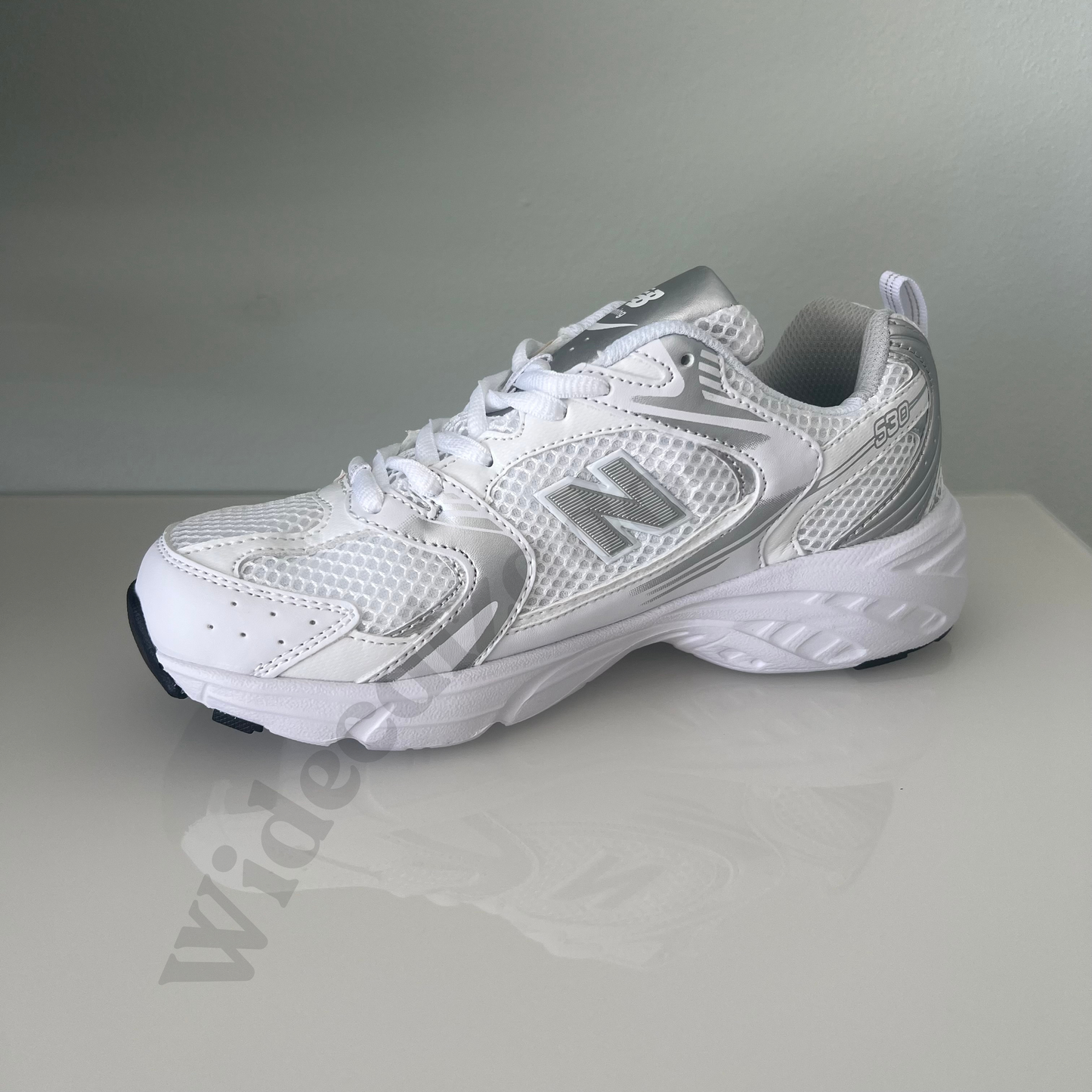 Zapatillas premium modelo 530 en varios colores