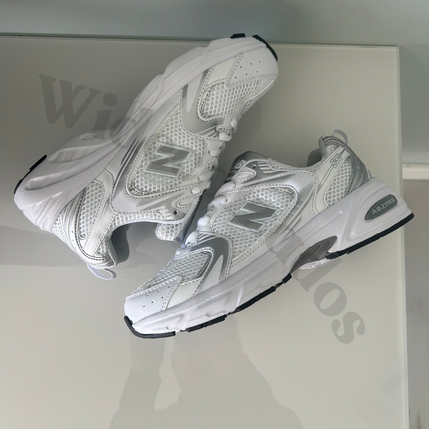 Zapatillas premium modelo 530 en varios colores