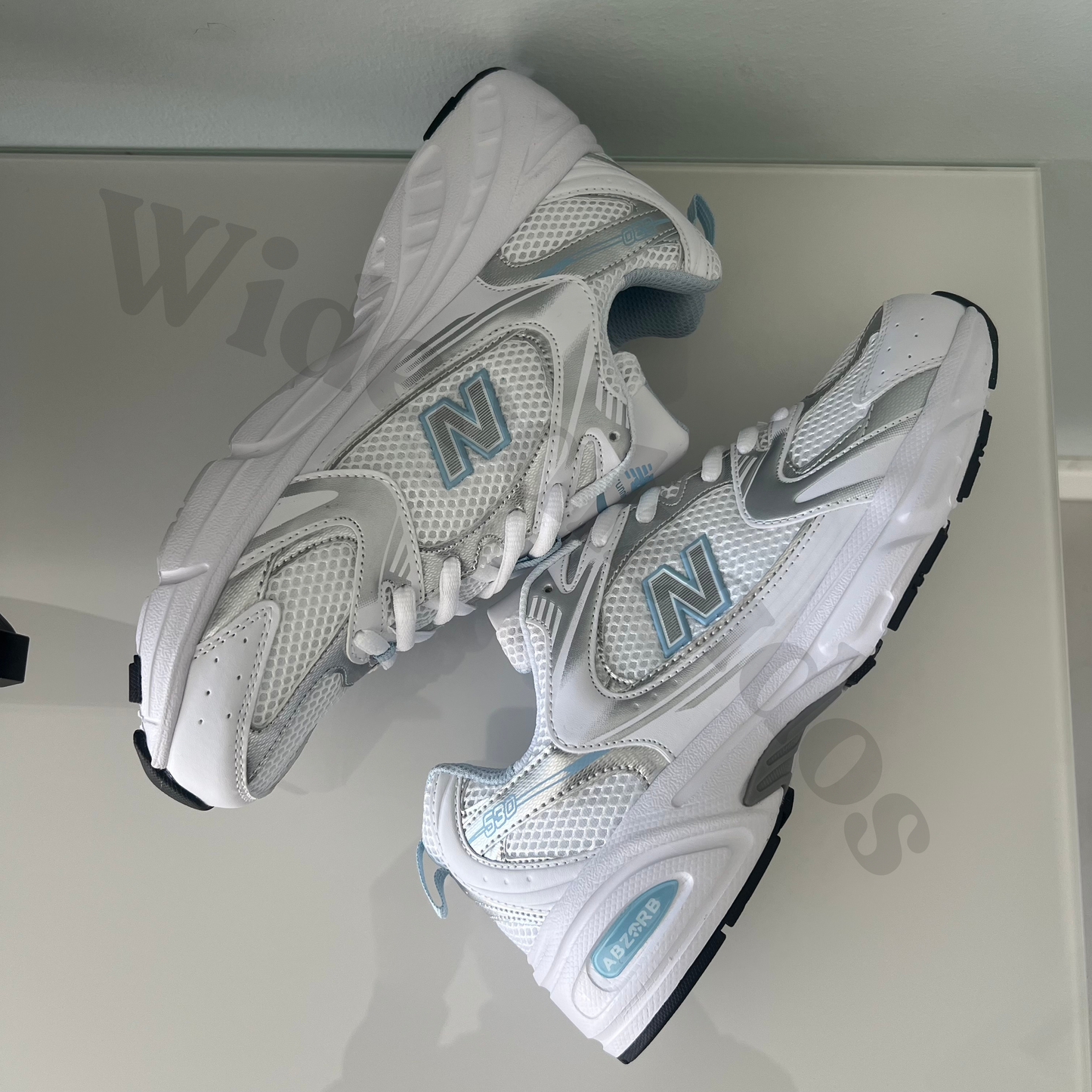 Zapatillas premium modelo 530 en varios colores