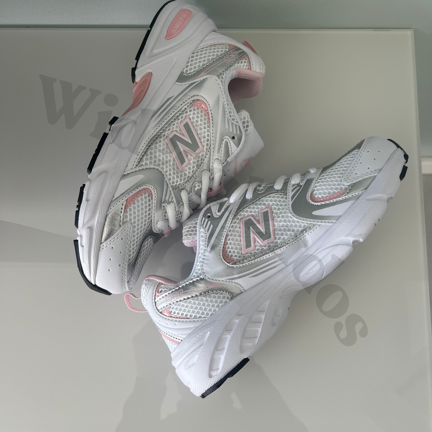 Zapatillas premium modelo 530 en varios colores